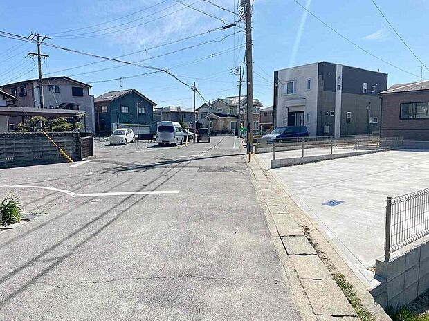 【前面道路含む現地写真】前面道路は交通量の少ない道路です。ゆとりがあり、駐車時もゆっくりと落ち着いて行える立地環境になっています♪