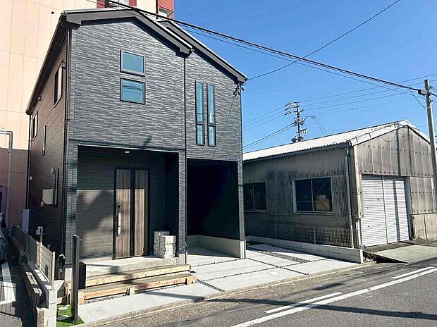 【現地外観写真】雨の日や花粉の時期のお洗濯も安心の「浴室乾燥機」や、ちょっとした収納が助かる「床下収納」「三面化粧台」など暮らしを豊かにする設備が整っています。