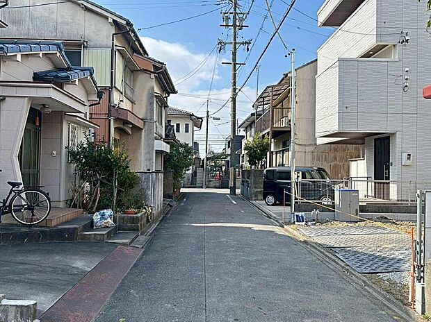 【前面道路含む現地写真】前面道路は交通量の少ない道路です。ゆとりがあり、駐車時もゆっくりと落ち着いて行える立地環境になっています♪　