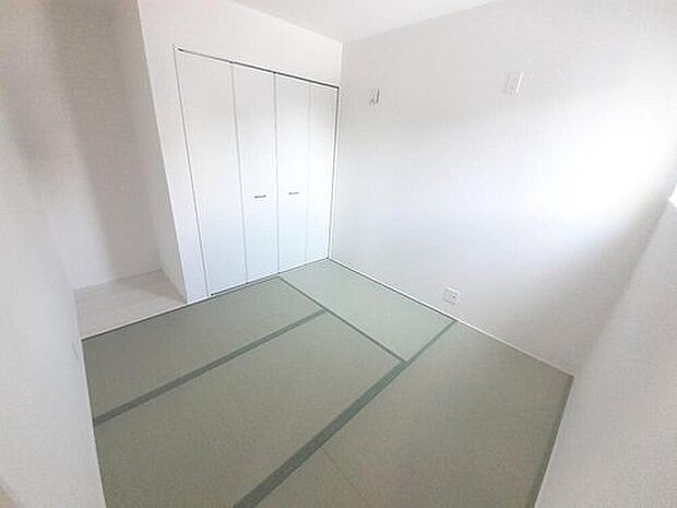 【リビング以外の居室】１号棟
充分な広さと収納機能を備えた部屋はお子様の自発性と成長を促します。お子様の成長を支える、勉強や好きなことに没頭する学びの空間にどうぞ。