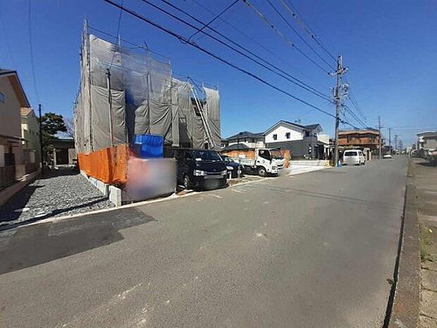【前面道路含む現地写真】前面道路は交通量の少ない道路です。ゆとりがあり、駐車時もゆっくりと落ち着いて行える立地環境になっています♪　　