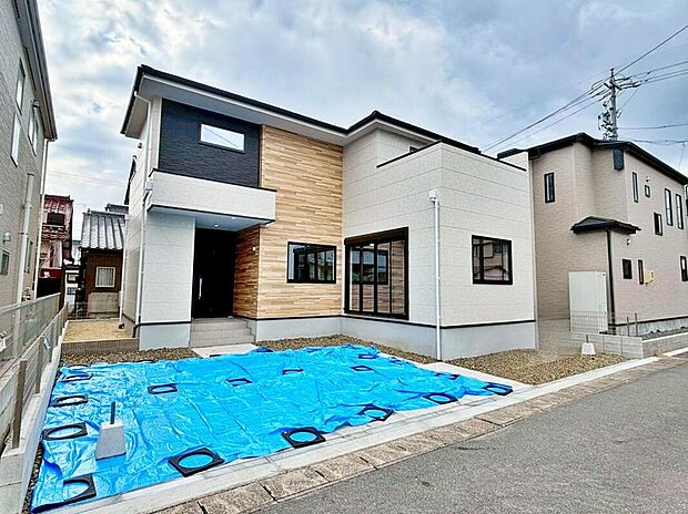 【現地外観写真】ご家族の成長を支える、堂々とした2階建て。周囲の景観と調和し、住まうほどに愛着が湧く外観です。