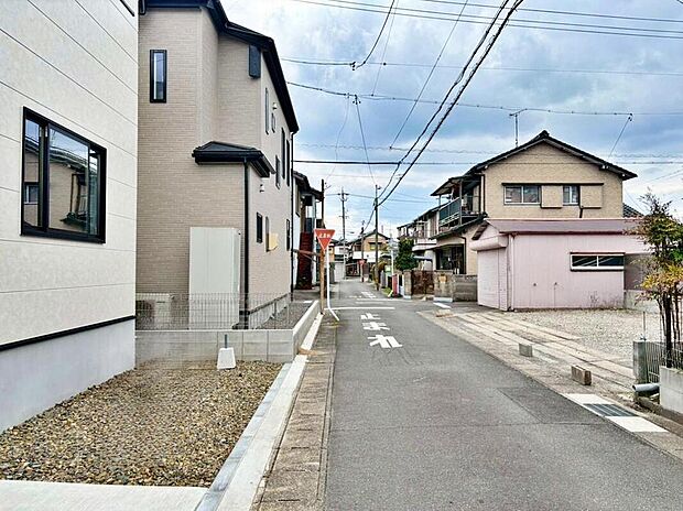 【前面道路含む現地写真】前面道路は交通量の少ない道路です。ゆとりがあり、駐車時もゆっくりと落ち着いて行える立地環境になっています♪