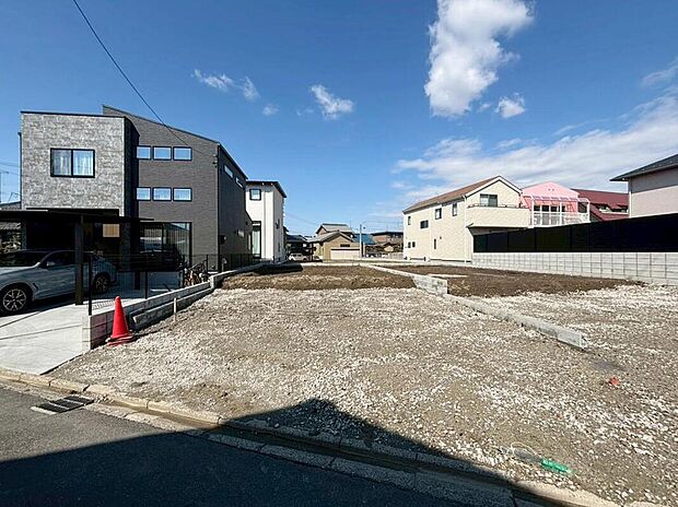【現地外観写真】１号棟
完成に向けて現在建築工事中です☆
