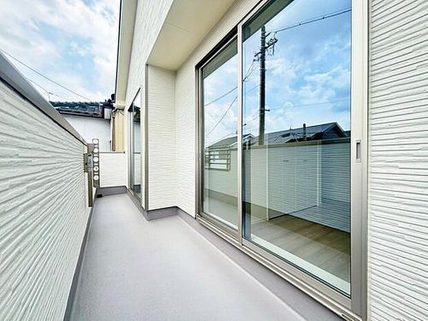 【バルコニー】家族分の洗濯物もしっかり干せます。日当たりも良く、毎日のお洗濯が楽しくなりそう♪お布団は手軽に干せていつもポカポカに☆