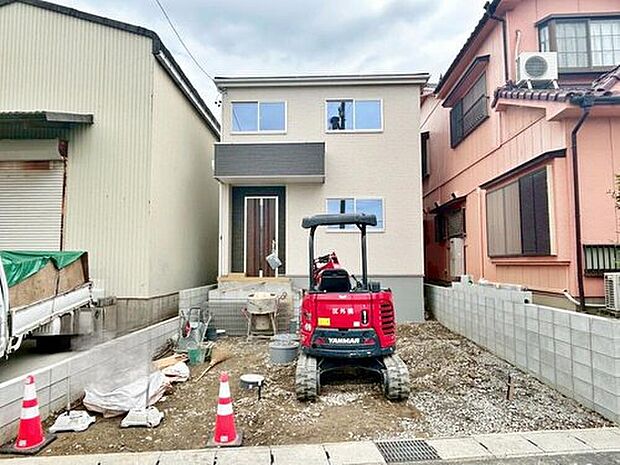【現地外観写真】全１邸☆
並列駐車２台可能♪
完成に向けて現在建築工事中です☆土日・平日を問わず毎日モデルハウスにて物件説明会を開催中☆お気軽にお問い合わせ下さい☆