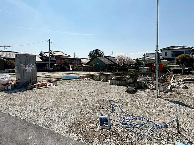 【現地外観写真】３号棟☆
完成に向けて現在建築工事中です☆住宅の構造や設備仕様・完成イメージなどの資料もお送りいたします♪