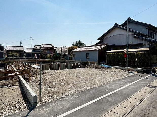 【現地外観写真】１号棟☆
対面式キッチン仕様の約１８帖リビング♪
リビングに隣接した洋風和室はお子様のお昼寝場所にも◎♪