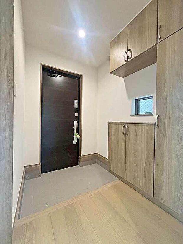 【玄関】B号棟
玄関廻りは何かと、モノが増えてしまうものです！土間収納があることで、いつでもスッキリとした玄関でお迎えできます♪
