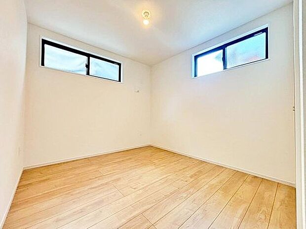 【リビング以外の居室】1号棟
2面採光を確保した明るい室内は、風通しも良く、大変居心地の良い空間となっております。爽やかな風を感じて起きる朝は、快適生活の始まりに!