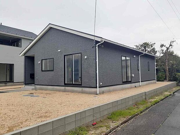 【現地外観写真】全３棟☆１号棟
堂々完成いたしました！ぜひ現地にて、実際の建物・街並み・陽当たり等ご確認下さい♪お気軽にお問い合わせください☆