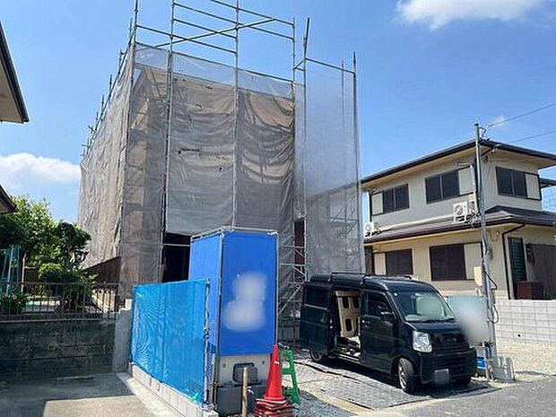 【現地外観写真】２号棟
住宅の構造や設備仕様・完成イメージなどのご質問はいつでもお気軽にお問い合わせ下さいませ☆資料もお送りいたします♪