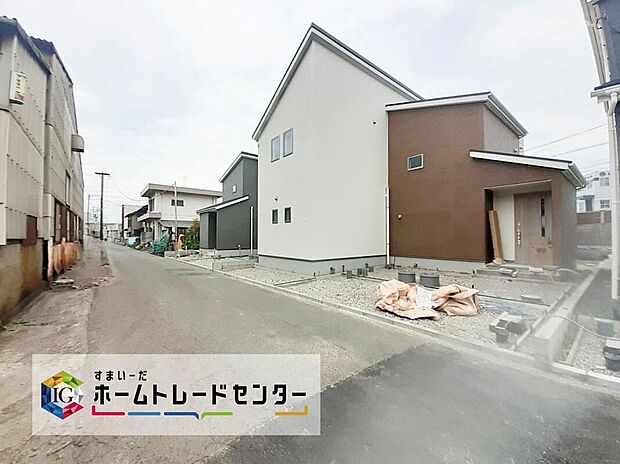 【前面道路含む現地写真】前面道路は交通量の少ない道路です。ゆとりがあり、駐車時もゆっくりと落ち着いて行える立地環境になっています♪　　　　