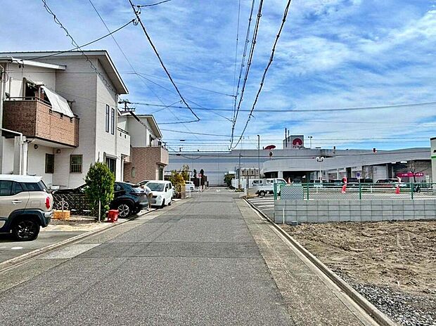【前面道路含む現地写真】前面道路は交通量の少ない道路です。ゆとりがあり、駐車時もゆっくりと落ち着いて行える立地環境になっています♪　　