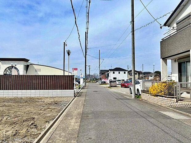 【前面道路含む現地写真】落ち着いた住環境が魅力です。実際の広さや雰囲気をご体感いただけます。