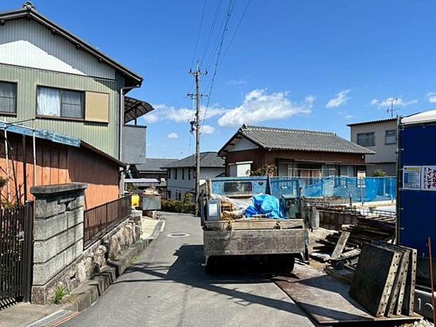 【前面道路含む現地写真】ゆとりがあり、駐車時もゆっくりと落ち着いて行える立地環境になっています♪