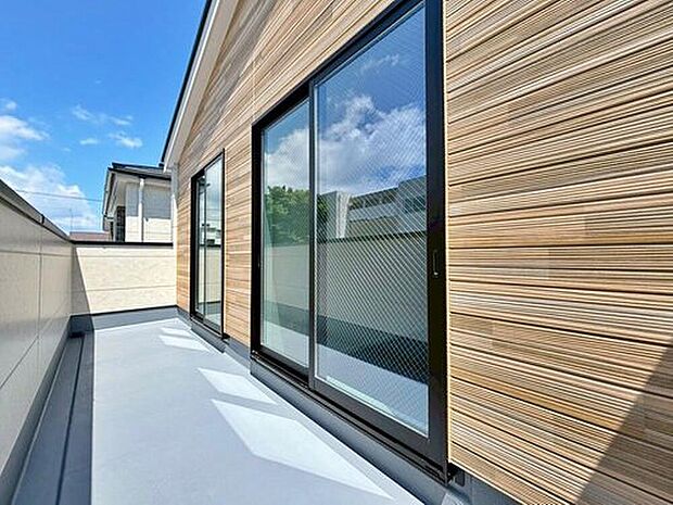 【ベランダ】3号棟
開放感いっぱいの眺望と共に光と風を享受するバルコニー。緑豊かな景観を眺めることができます。