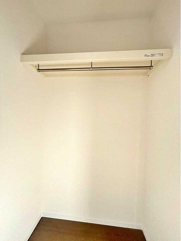 【収納】【収納】B号棟
全居室に収納を完備しておりますので、いつでもお部屋をすっきりとお使い頂けそうです。自分好みのインテリアやレイアウトを考えるのも楽しみです。