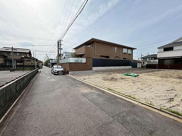 【前面道路含む現地写真】前面道路は交通量の少ない道路です。ゆとりがあり、駐車時もゆっくりと落ち着いて行える立地環境になっています♪