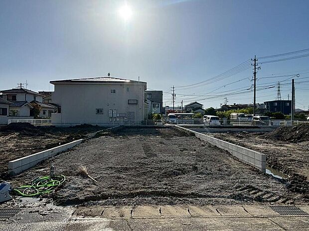 【現地外観写真】一戸建てのメリットは、「自分の土地」を自由に使えること。好きなペットが飼えるほか、ガーデニングやDIY、車やバイクの手入れなど様々な趣味を楽しめます♪