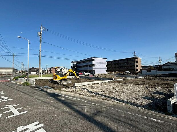 【前面道路含む現地写真】前面道路は、道路幅も広く、駐車もゆとりをもって行える環境になっています。お車の出し入れが苦手なママや小さなお子様にも安心ですね。舗装もされていて、ベビーカーや自転車で通っても快適に通行できます。