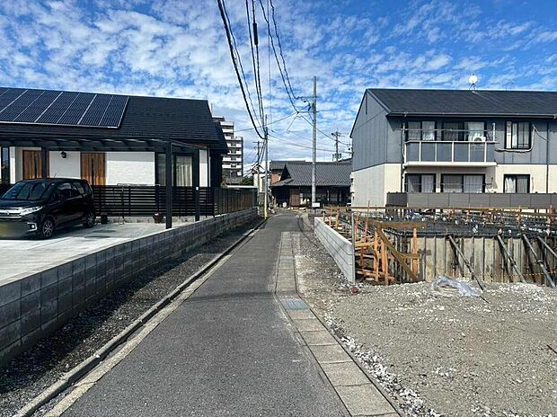 【前面道路含む現地写真】前面道路は交通量の少ない道路です。ゆとりがあり、駐車時もゆっくりと落ち着いて行える立地環境になっています♪　　　　　　　