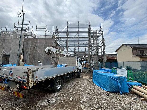 【現地外観写真】全２邸☆２号棟
各棟３台駐車可能♪
完成に向けて現在建築工事中です☆住宅の構造や設備仕様・完成イメージなどの資料もお送りいたします♪お気軽にお問い合わせ下さい☆