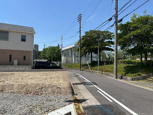 【前面道路含む現地写真】前面道路は、道路幅も広く、駐車もゆとりをもって行える環境になっています。お車の出し入れが苦手なママや小さなお子様にも安心ですね。舗装もされていて、ベビーカーや自転車で通っても快適に通行できます。　　　
