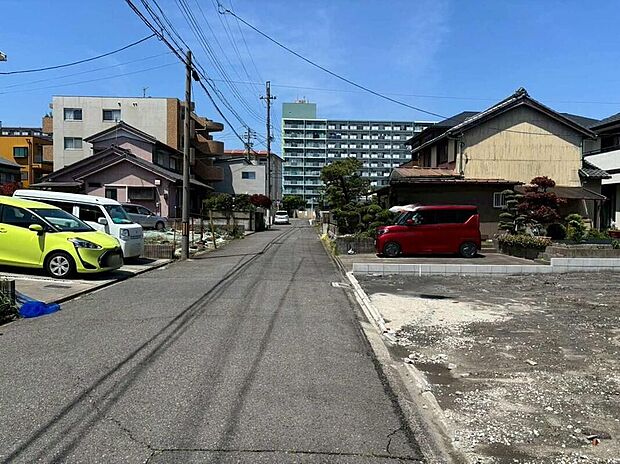 【前面道路含む現地写真】前面道路は、道路幅も広く、駐車もゆとりをもって行える環境になっています。お車の出し入れが苦手なママや小さなお子様にも安心ですね。舗装もされていて、ベビーカーや自転車で通っても快適に通行できます。