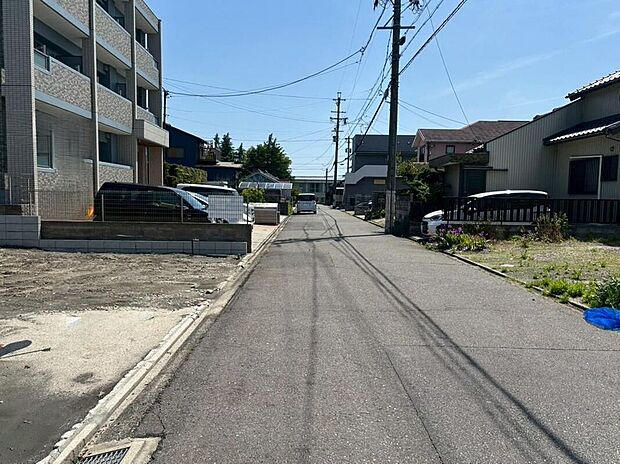 【前面道路含む現地写真】前面道路は交通量の少ない道路です。ゆとりがあり、駐車時もゆっくりと落ち着いて行える立地環境になっています♪　　　　　　　