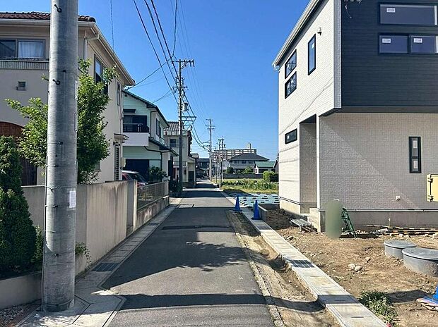 【前面道路含む現地写真】前面道路は交通量の少ない道路です。ゆとりがあり、駐車時もゆっくりと落ち着いて行える立地環境になっています♪　　　　　　　
