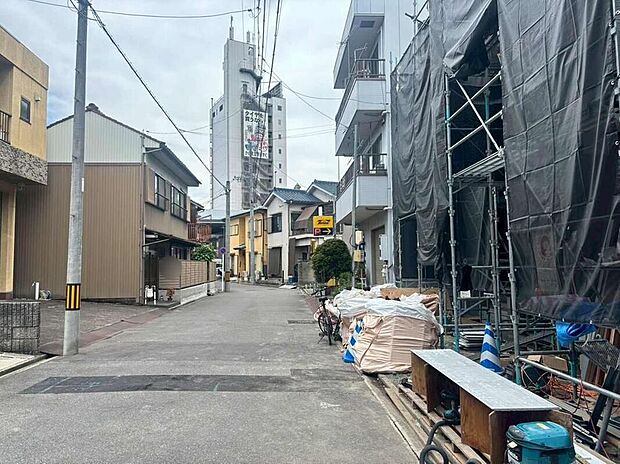 【前面道路含む現地写真】前面道路は交通量の少ない道路です。ゆとりがあり、駐車時もゆっくりと落ち着いて行える立地環境になっています♪　　　　　　　
