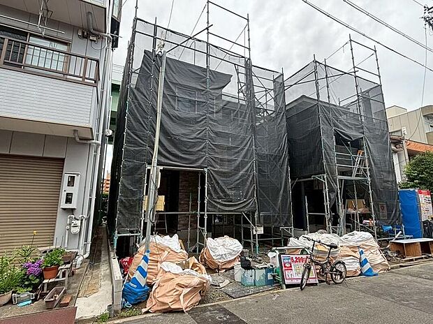 【現地外観写真】一戸建てのメリットは、「自分の土地」を自由に使えること。好きなペットが飼えるほか、ガーデニングやＤＩＹ、車やバイクの手入れなど様々な趣味を楽しめます♪