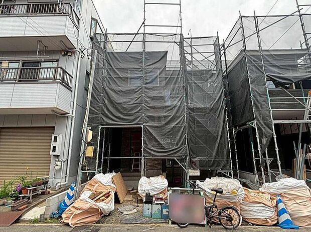 【現地外観写真】全２邸☆１号棟完成に向けて現在建築工事中です☆設備や構造などご説明いたします！お気軽にまでお問い合わせください♪　