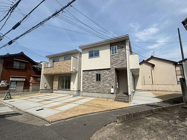 【現地外観写真】一戸建てのメリットは、「自分の土地」を自由に使えること。好きなペットが飼えるほか、ガーデニングやＤＩＹ、車やバイクの手入れなど様々な趣味を楽しめます♪