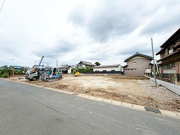 【現地外観写真】一戸建ての大きなメリットは、「自分の土地」を自由に使えること。好きなペットが飼えるほか、ガーデニングやＤＩＹ、車やバイクの手入れなど様々な趣味を楽しめます♪