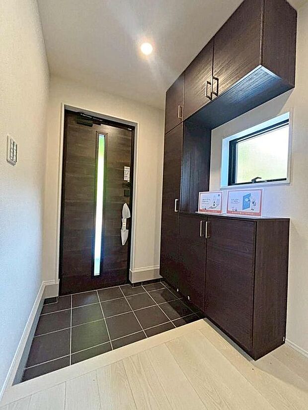 【玄関】１号棟上質感漂う玄関へのアプローチ。居住者の帰り、訪れる方を優しく迎える・安らぎに満ちた生活空間を予感させる。健やかな暮らしを楽しめそう♪