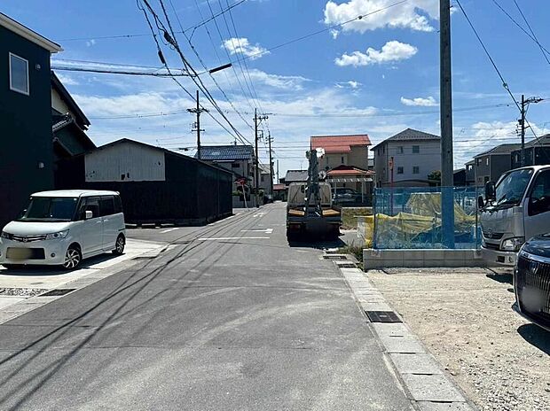 【前面道路含む現地写真】前面道路は交通量の少ない道路です。ゆとりがあり、駐車時もゆっくりと落ち着いて行える立地環境になっています♪