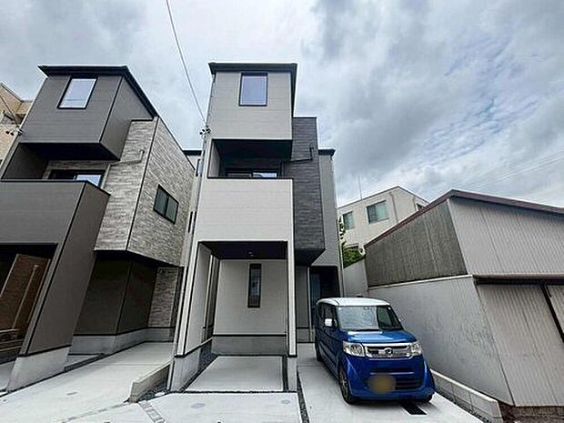 【現地外観写真】２号棟
堂々完成いたしました！弊社では現地販売会を行っておりません。ぜひ現地にて、実際の建物・街並み・陽当たり等ご確認下さい♪