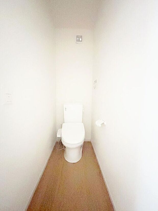 【トイレ】トイレスペースが1・2階にございますので、朝の混雑時に家族が分散して使用できます。またゲスト用・家族用と分けることも出来ますよ。