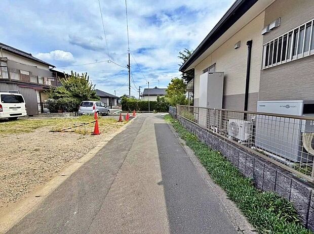 【前面道路含む現地写真】前面道路や約4.5mで交通量の少ない道路です。落ち着いた住環境ながら市街地が近く生活にも便利なエリアです♪小学校は徒歩6分とお子様の通学も負担が少なく安心♪