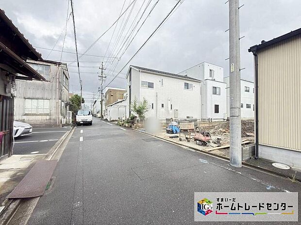 【前面道路含む現地写真】前面道路は、道路幅も広く、駐車もゆとりをもって行える環境になっています。お車の出し入れが苦手なママや小さなお子様にも安心ですね。舗装もされていて、ベビーカーや自転車で通っても快適に通行できま