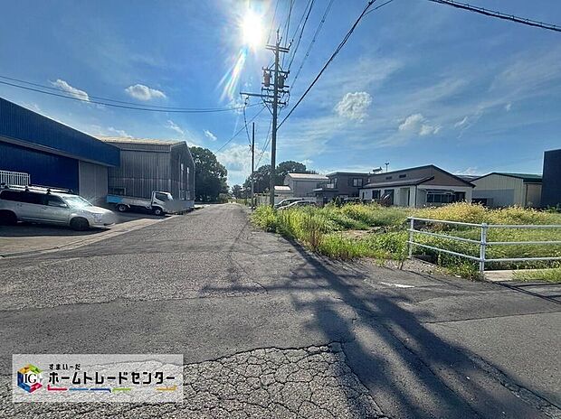 【前面道路含む現地写真】当物件のご案内につきましては、営業スタッフが丁寧に御対応します♪休日、お仕事帰りなど、ご都合に合わせていつでもご案内いたします♪周辺環境と併せて、実際に現地をご確認ください♪