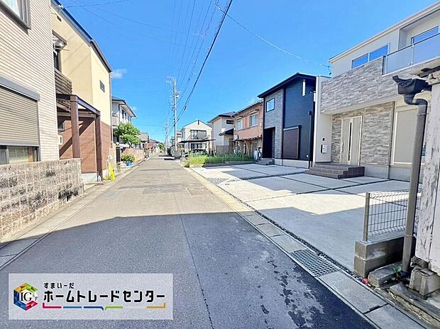 【前面道路含む現地写真】前面道路は車通りが多くないので、お車の出し入れもラクラクです♪お気軽にお問い合わせください!