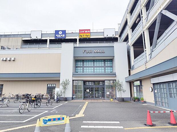 FUJI MALL吹上まで1000m 車で2分。複合商業施設です♪