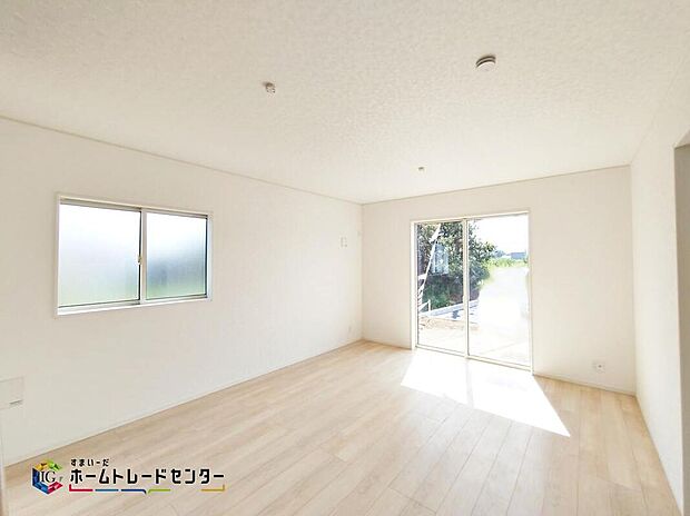 ☆１号棟☆広々としたリビングは窓からたくさんの陽光を取り入れてくれます。家族が集まる空間ですからやはり明るさと、暖かさは大切です。広さがありますので家具の配置に悩まなくて済むのも良いです。