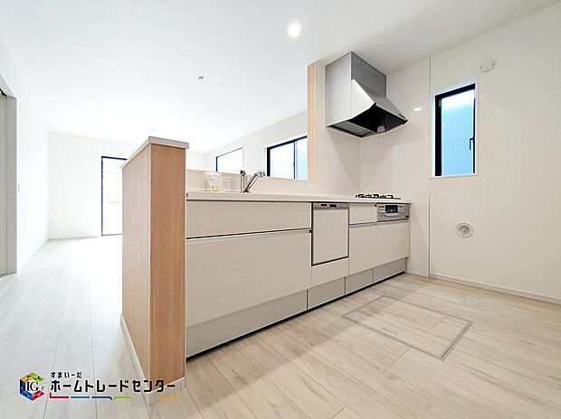 ☆1号棟☆キッチンからリビングへの視界、動線です。対面キッチンですので、常にご家族が視界に入るのはもちろん、動線を広めにとっておりますので、お料理やお皿を持ちながらすれ違っても大丈夫です