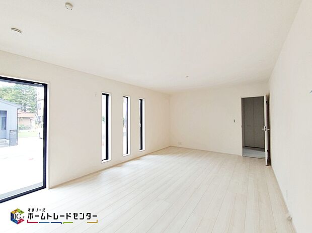 １８帖のリビングです。窓が多く明るい室内となっています。