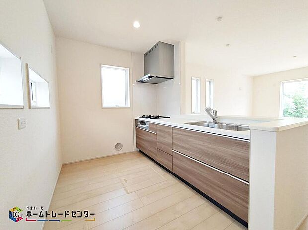 対面キッチンですので、お食事の準備をしながらご家族との会話を楽しめます。広くて明るいキッチンは大変使いやすくなっております。