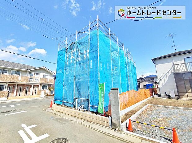 【2026年3月撮影】前面道路の幅が広く、お車の運転が苦手な方もストレスフリーでお車の入出庫が可能♪公園がすぐ隣にあり、子育て家庭にも嬉しい立地です☆